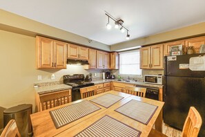 Kitchen & Dining Space | Dishware/Flatware