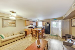 Living Room | Sleeper Sofa | Free WiFi