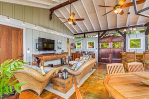 Outdoor livingroom and dining room