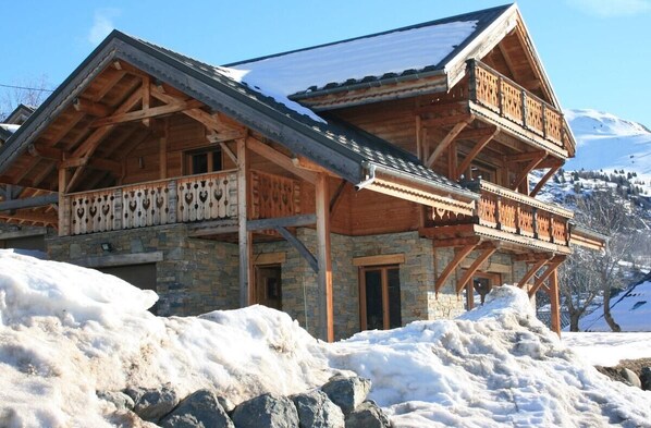 4* Chalet Fontaine offers a stunning location and exceptional comfort.