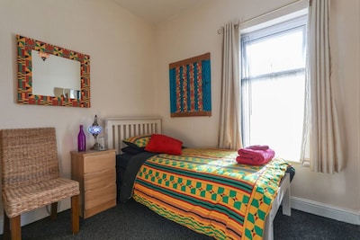 Guest is God in 2 bed house near Bradford Uni