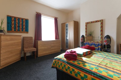 Guest is God in 2 bed house near Bradford Uni