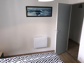 Chambre 1 - Lit 160*200 avec rangement et chevet