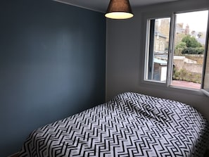 Chambre 1 - Lit 160*200 avec rangement et chevet