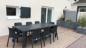 Terrasse extérieure avec mobilier de jardin