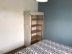 Chambre 1 - Lit 160*200 avec rangement et chevet
