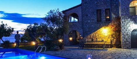 Admire the property's exterior bathed in the soft glow of evening lights