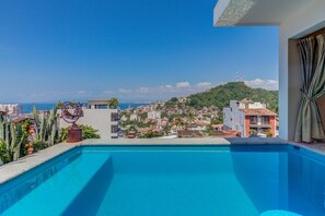 Private pool with Amazing view!