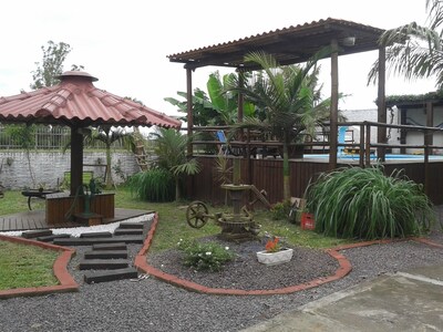 Casa com piscina em local pacífico e arborizado. litoral de SC próximo a serra