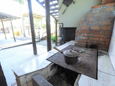 Casa com piscina em local pacífico e arborizado. litoral de SC próximo a serra