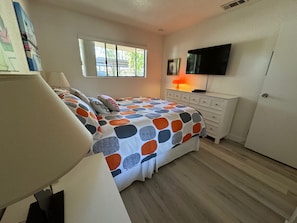 K0211 - Bedroom with TV