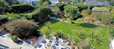 Higher Close, Mawgan Porth. Established and mature gardens with Palm trees, sun terrace and garden furniture. Built-in pizza oven, barbecue and outdoor shower