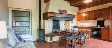 Ampio soggiorno con divano e cucina - large living room with sofa and kitchen