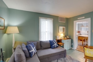 Living Room | Free WiFi | Central A/C & Heating | Smart TV