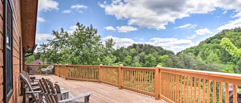 Sevierville Vacation Rental | 6BR | 5BA | 3,900 Sq Ft | Stairs Required