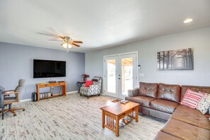 Living Room | Open Floor Plan | Free WiFi | Smart TV | Desk