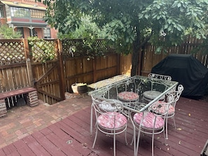 Private back deck, a rarity in this part of the city!