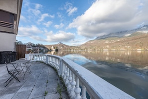 Terrasse vue lac d'Annecy - Location saisonnière