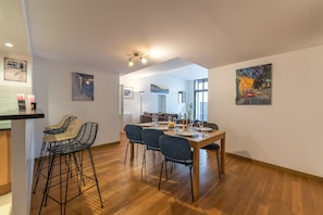 Salle à manger vue lac d'Annecy - Location saisonnière