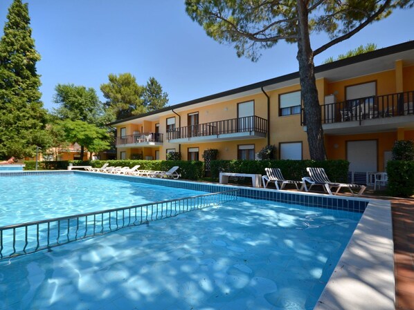 Water, Sky, Plant, Building, Window, Swimming Pool, Tree, Azure, House, Architecture