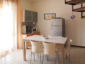Room, Furniture, Property, Interior Design, Table, Building, Dining Room, Floor, House, Wall