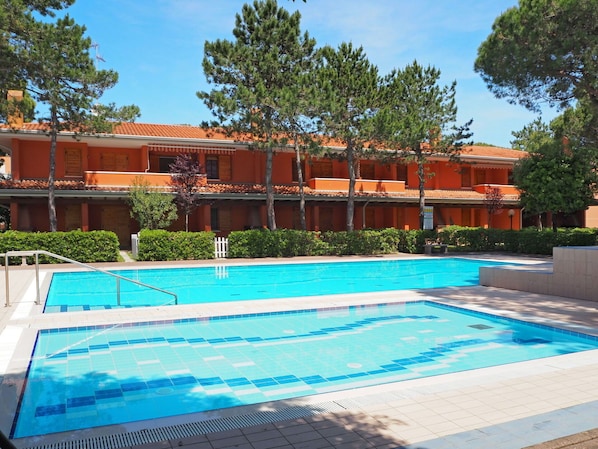 Water, Plant, Sky, Property, Swimming Pool, Tree, Window, Building, Azure, Shade
