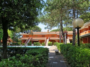 Plant, Tree, Building, Sky, Urban Design, Neighbourhood, Residential Area, Grass, Leisure, Landscape