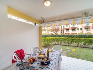 Plante, PropriĂ©tĂ©, Table, Design IntĂ©rieur, Plante D'Appartement, Ăclairage, FenĂȘtre, Vaisselle, Chaise, BĂątiment