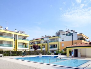 Ciel, L'Eau, Nuage, Plante, Fenêtre, Piscine, Bâtiment, Bleu Azur, Ombre, Mobilier De Jardin