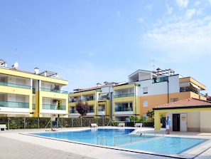 Ciel, L'Eau, Nuage, Plante, FenĂȘtre, Piscine, BĂątiment, Bleu Azur, Ombre, Mobilier De Jardin