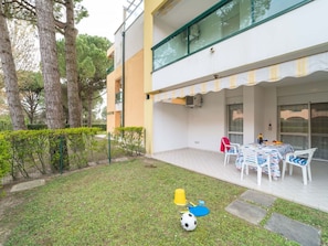 Plante, BĂątiment, Arbre, Herbe, Design Urbain, Chaise, Condominium, Loisir, Espace Public, Sol
