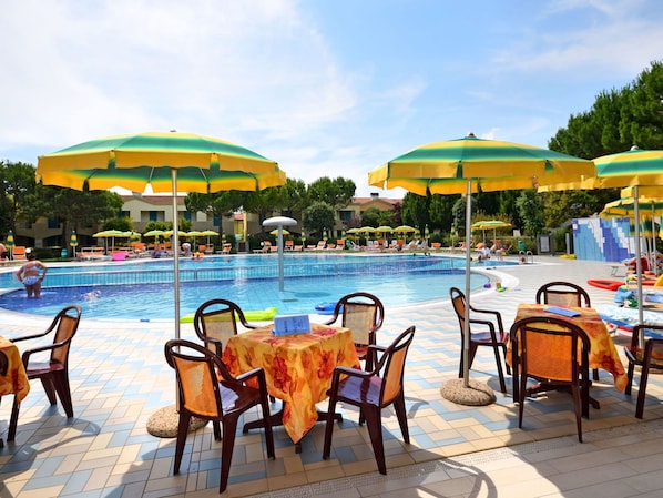 Nuage, L'Eau, Ciel, Meubles, Propriété, Chaise, Piscine, Table, Bleu Azur, Parapluie