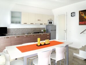 Zimmer, Möbel, Eigentum, Interior Design, Küche, Gebäude, Tabelle, Countertop, Gelb, Fussboden