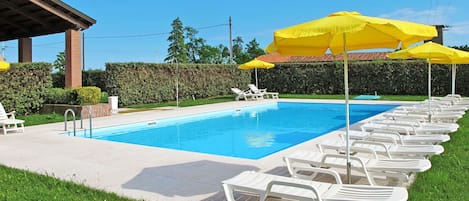 Piscina, Propiedad, Sunlounger, Sombra, Hierba, Mueble Para Exteriores, Ocio, Bienes Raíces, Edificio, Casa