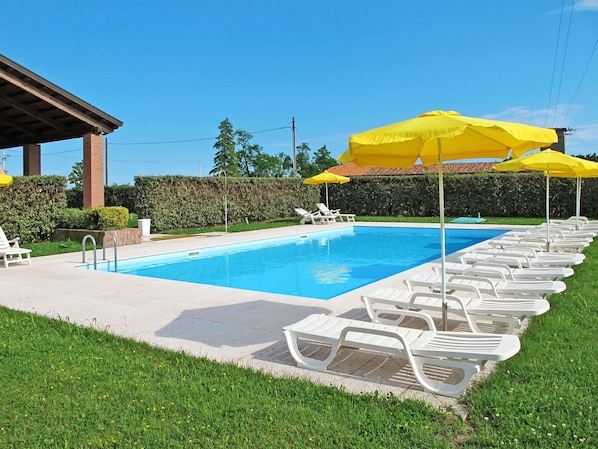 Piscine, Propriété, Balancelle, Ombre, Herbe, Mobilier De Jardin, Loisir, Immobilier, Bâtiment, Maison