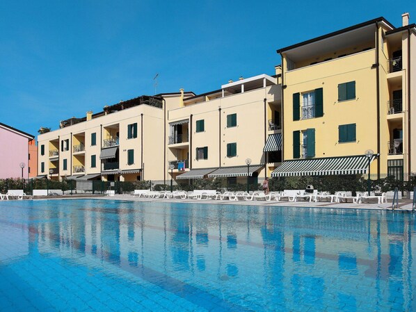 L'Eau, Ciel, Bâtiment, Jour, Fenêtre, Piscine, Bleu Azur, Maison, Arbre, Condominium