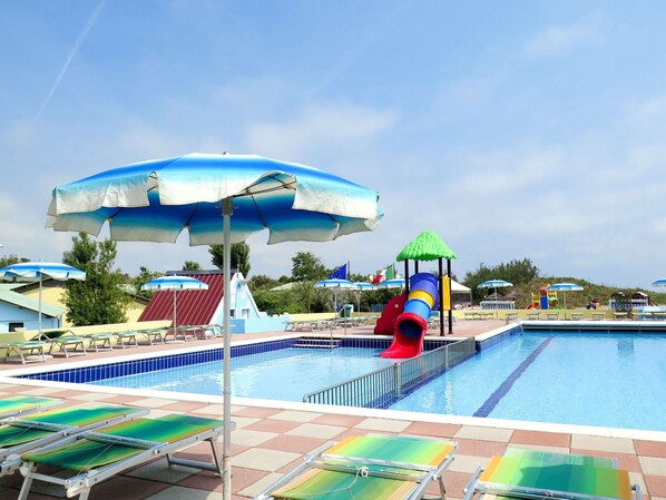 L'Eau, Ciel, Nuage, Piscine, Plante, Parapluie, Mobilier De Jardin, Ombre, Bâtiment, Arbre