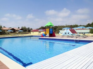 L'Eau, Ciel, Piscine, Nuage, Bâtiment, Mobilier De Jardin, Ombre, Arbre, Loisir, Maison