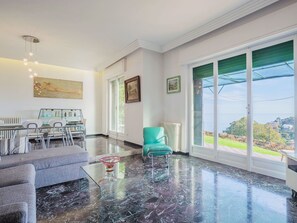 Wasser, Möbel, Fenster, Azurblau, Stuhl, Wohnzimmer, Holz, Die Architektur, Flooring, Fussboden