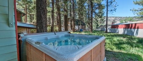 Private hot tub. - Private hot tub and a fenced yard!