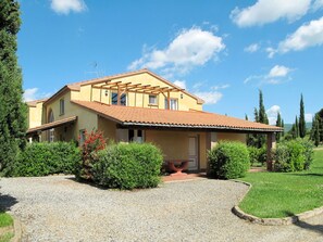 Pflanze, Himmel, Wolke, Gebäude, Fenster, Baum, Haus, Grundstueck, Hütte