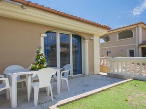 Property, House, Building, Home, Real Estate, Residential Area, Facade, Patio, Porch, Room