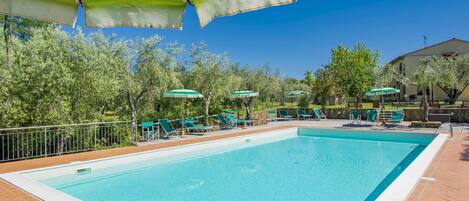 Water, Sky, Plant, Property, Daytime, Swimming Pool, Building, Green, Azure, Shade