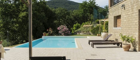 Planta, Edificio, Cielo, Propiedad, Maceta, Piscina, Ventana, Agua, Nube, Árbol