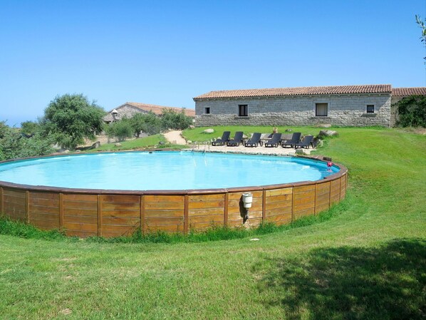 Agua, Planta, Cielo, Piscina, Edificio, Rectángulo, Naturaleza, Azur, Árbol, Sombra