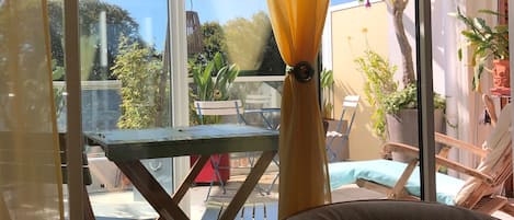 Du salon voici la vue sur la Terrasse & Véranda 