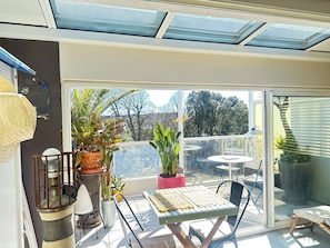 Terrasse avec deux espaces (dont une très appréciable en cas d’un  temps mitigé)