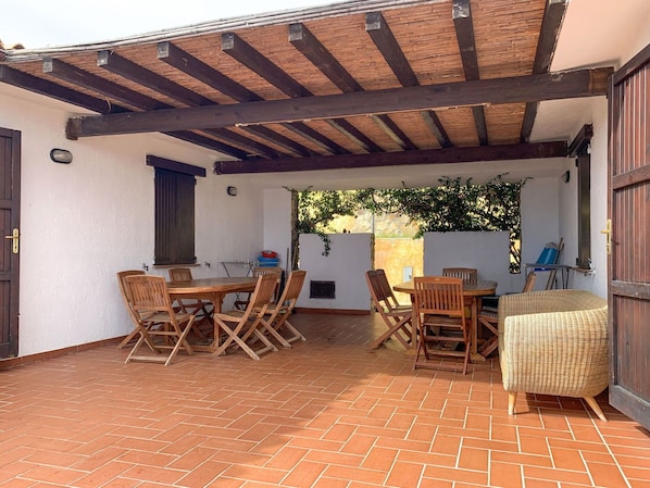 Meubles, Table, Bâtiment, Bois, Chaise, Architecture, Ombre, Design Intérieur, Plante, Plante D'Appartement