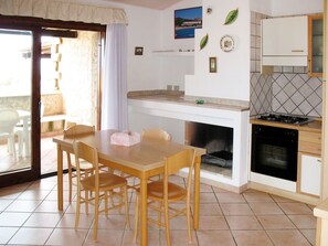 Zimmer, Eigentum, Möbel, Gebäude, Haus, Interior Design, Fussboden, Tabelle, Küche, Grundeigentum