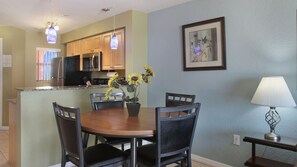 Dining Area Surf Room 503(1)